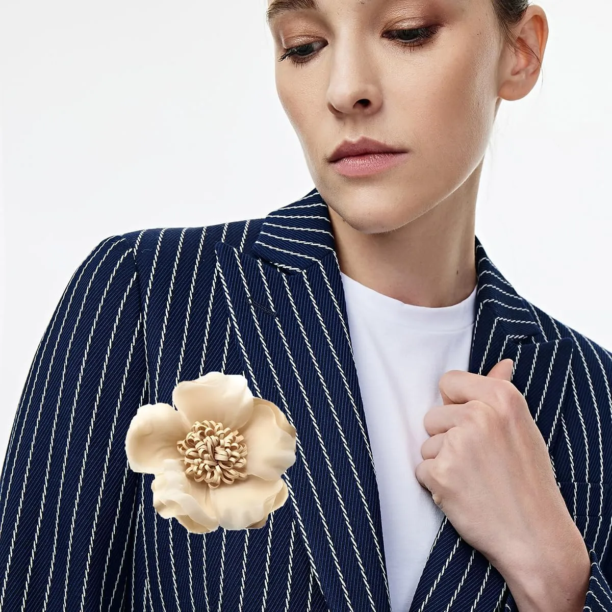 Elegant Large Cloth Flower Brooches Big Camellia Flower Pin for Women Dainty Cloth Fabric Rose Brooches Dress Skirt Scarf Hat Pins Clothing Decoration Accessories